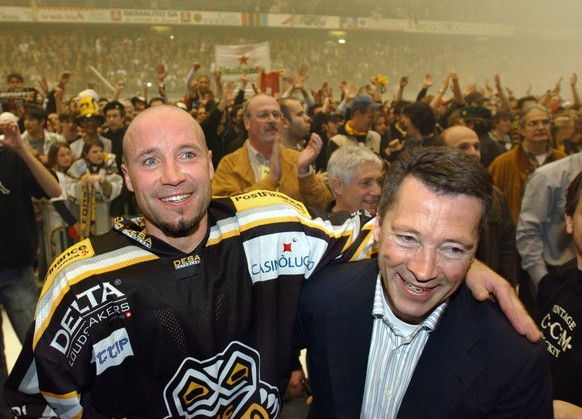 Der Head Coach des HC Lugano, Harold Kreis, rechts, feiert mit den Topscorer von Lugano, Glen Metropolit den gewonnenen 7. Meistertitel nach dem fuenften Playoff-Finalspiel der Eishockey NLA zwischen  ...