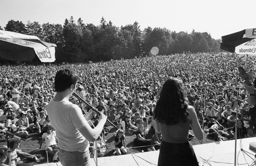 Zuschauer des 1. Gurtenfestivals hoeren am 3. Juli 1977 auf dem Gurten bei Bern einer Musikgruppe zu. (KEYSTONE/Str)