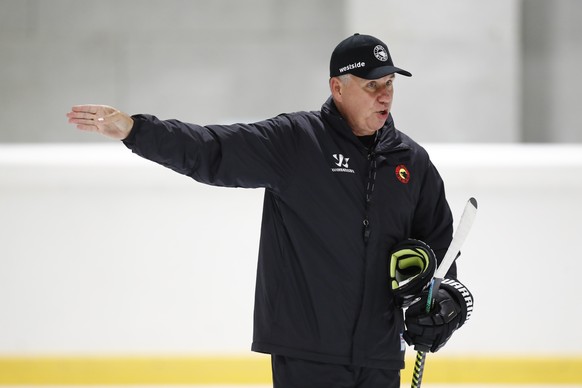 ARCHIVBILD ZUM RUECKTRITT VON DON NACHBAUR --- SCB Trainer Don Nachbaur gibt seinen Spielern Anweisungen, waehrend dem ersten Eistraining der neuen Hockeysaison, am Montag, 3. August 2020 in der Postf ...