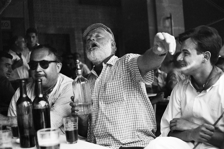 ernest hemingway drinking cocktails trinken alkohol drinks schriftsteller kuba paris https://www.thrillist.com/vice/ernest-hemingway-s-favorite-drinks-with-quotes-whiskey-wine-absinthe-bloody-marys