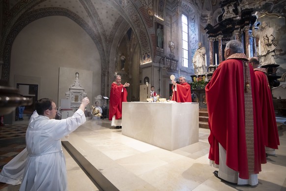 Bischof Valerio Lazzeri feiert die Pfingstmesse, am Sonntag, 31. Mai 2020, in Lugano. Knapp 80 Glaeubige nahmen am Gottesdienst teil. (KEYSTONE/Ti-Press/Pablo Gianinazzi)