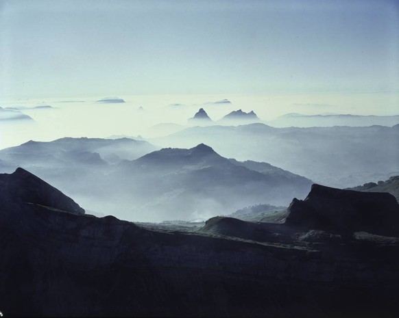 Im Hintergrund (von rechts): die Rigi Gipfel Kulm, Scheidegg und Hochflue sowie Pilatus, der Gipfel im Dunst, Aufnahmeort über Druesberg/Twäriberg