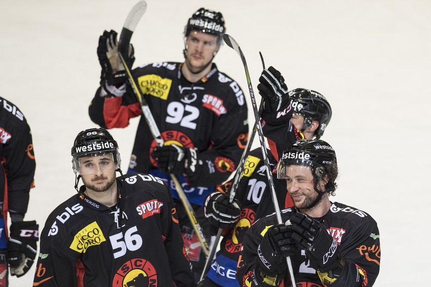 Berns Maxim Noreau, Gaetan Haas und Beat Gerber, von links, feiern ihren Sieg im fuenften Eishockey Playoff-Viertelfinalspiel der National League zwischen dem SC Bern und dem HC Genf Servette, am Dien ...