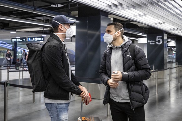 Die Handballer Andy Schmid und Nik Tominec, von links, beim Einchecken am Flughafen Zuerich, aufgenommen am Donnerstag, 14. Januar 2021. Die Schweizer Handball Nationalmannschaft reist nach Aegypten a ...