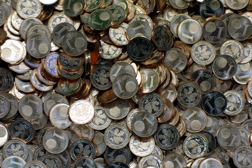 One Cent coins of the Euro photographed in a German government mint in Berlin October 4, 2001. From January 1, 2002 , in the most States of the European Union the Euro will be the new currency. (KEYST ...