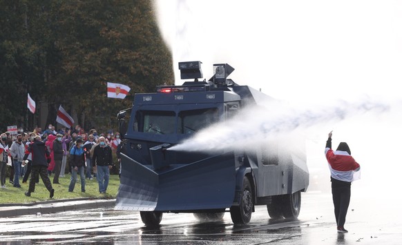 epa08720620 Belarusian police uses water cannons do disperse protesters during an opposition protest in Minsk, Belarus, 04 October 2020. According to reports, thousands of opposition activists and sup ...