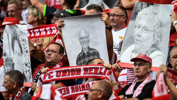 epa07779521 Union&#039;s fans during the German Bundesliga soccer match between FC Union Berlin and RB Leipzig in Berlin, Germany, 18 August 2019. EPA/FILIP SINGER CONDITIONS - ATTENTION: DFL regulati ...