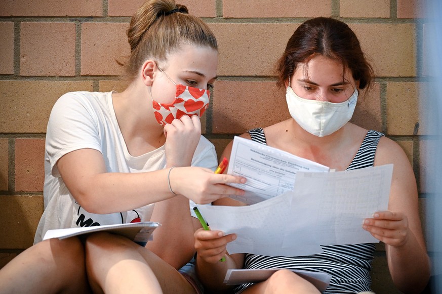 epa08598633 Upper school pupils wearing face masks gather in the sports hall for an information session at the comprehensive school Duisburg-South, Germany, 12 August 2020. 2.5 million pupils in North ...