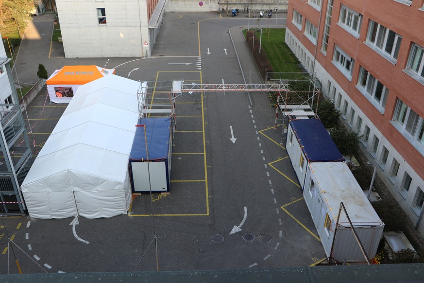 Der Notfallparkplatz wurde für die Corona-Tests umgestaltet. Die Tests finden in einem Container statt.