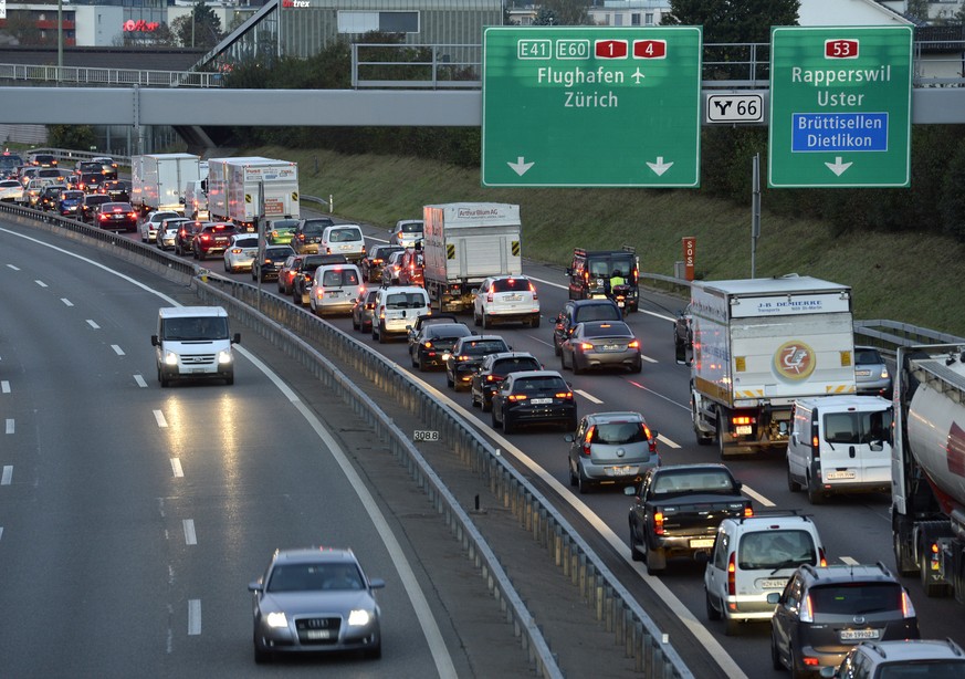 Der Verkehr auf der A1 beim Gubristtunnel Richtung Bern stockt, aufgenommen am Montag, 20. Oktober 2014, bei Duebendorf. Ein Lastwagen hat am Montagmorgen kurz nach 5 Uhr im Gubristtunnel auf der A1 v ...