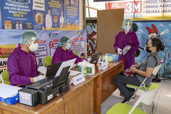 epa08938356 Health workers prepare for a COVID-19 vaccine drive at a vaccination center in Denpasar, Bali, Indonesia, 15 January 2021. Indonesia started the COVID-19 vaccination program for medical he ...