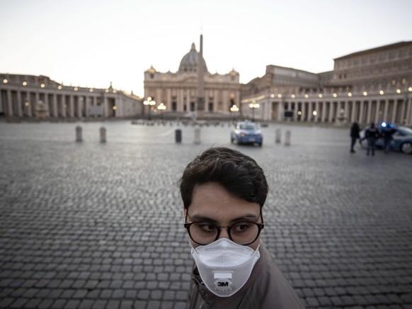 Selbst der Platz vor dem Petersdom in Rom ist fast menschenleer. Italien hat seine Massnahmen im Kampf gegen die Coronavirus-Epidemie weiterhin verschärft. (Foto: Massimo Percossi/EPA Keystone-SDA)