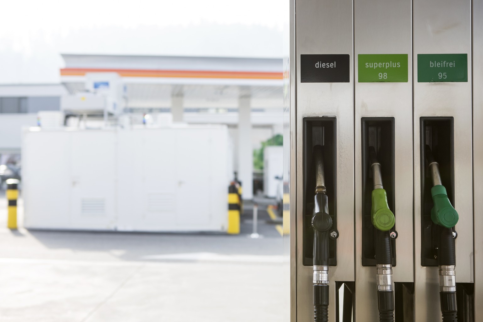 Eroeffnung der ersten Wasserstofftankstelle der Schweiz am Freitag, 4. November 2016, in Hunzenschwil. Die erste oeffentliche Wasserstoff-Tankstelle der Schweiz steht im aargauischen Hunzenschwil. Die ...