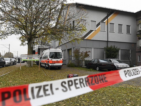 Polizei-Razzia in der An&#039;Nur-Moschee in Winterthur im November 2016. Ein verurteilter Prediger ist nun ausgeschafft worden. (Archivbild)