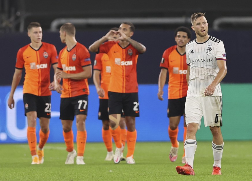 epa08598105 Silvan Widmer of Basel (R) reacts while Shakhtar players celebrate a goal during the UEFA Europa League quarter final match between Shakhtar Donetsk and FC Basel in Gelsenkirchen, Germany, ...