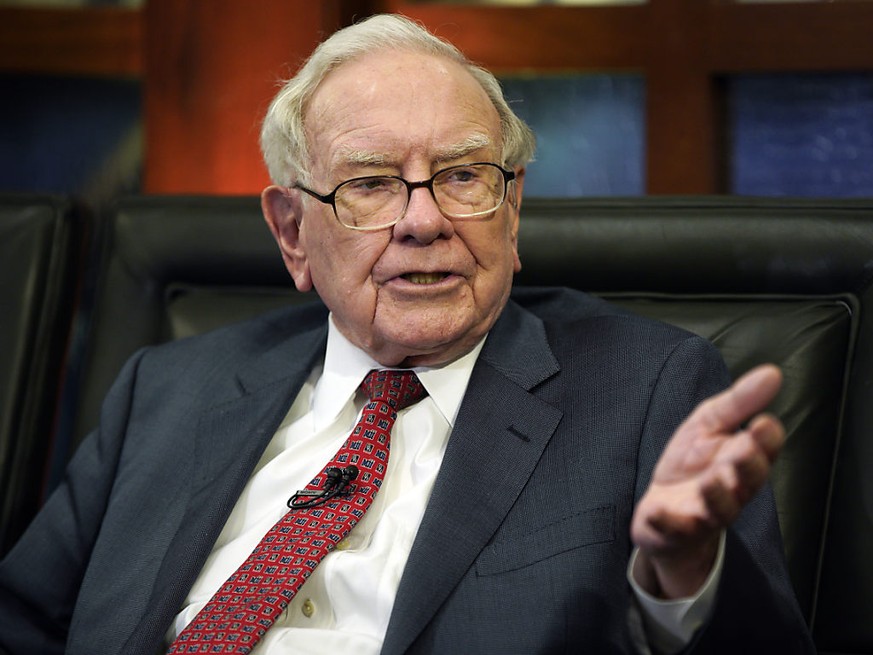 Der legendäre Investor Warren Buffett wendet sich von Banken-Aktien ab und kauft sich bei einer Supermarktkette ein. (Archivbild)