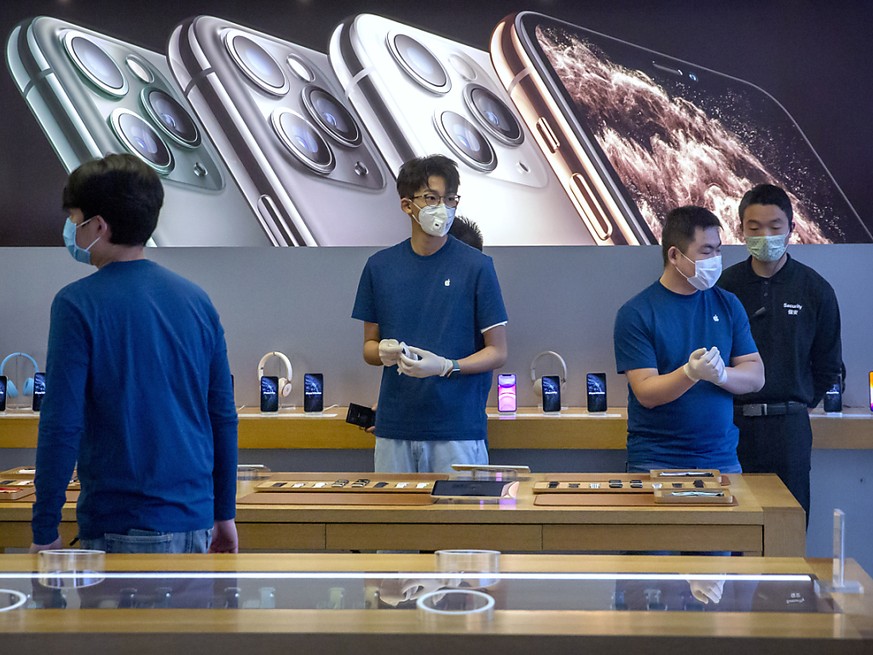 Angestellte in einem Apple-Store in Peking tragen wegen des Coronavirus Atemmasken. (Archiv)
