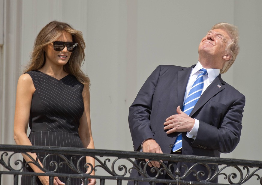 Bilder des Tages August 21, 2017 - Washington, District of Columbia, United States of America - United States President Donald J. Trump, right, looks skywards as he prepares look at the partial eclips ...