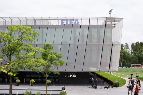 Zuerich, 27.05.2015 - Fussball, Journalisten warten vor dem FIFA Hauptsitz (Remy Steiner/EQ Images)