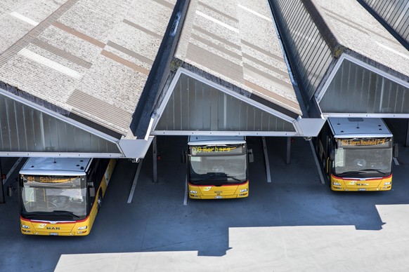 ARCHIV - ANKLAGE GEGEN POSTAUTO-KADER --- Postautos stehen beim Busbahnhof beim Hauptbahnhof, am Donnerstag, 26. Juli 2018 in Bern. (KEYSTONE/Peter Klaunzer)