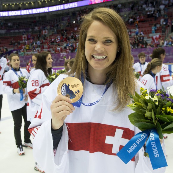 ARCHIVBILD ZUM RUECKTRITT VON FLORENCE SCHELLING --- Switzerland&#039;s ice hockey women goalkeeper Florence Schelling celebrates her bronze medal during the women&#039;s ice hockey victory ceremony a ...