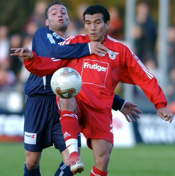 Thuns Gil da Silva, rechts, im Duell mit Zuerichs David Pallas, im NLA Fussball Meisterschaftsspiel zwischen Thun und Zuerich am 20. Oktober 2002 in Thun. (KEYSTONE/Peter Schneider)