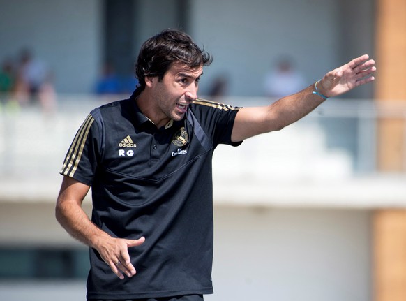 epa07792560 Real Madrid Castilla&#039;s head coach, former Spanish soccer player Raul Gonzalez, gives instructions to his players as he makes his debut as head coach during the season&#039;s first Sec ...