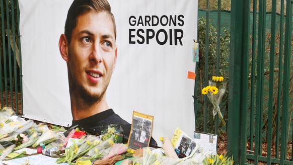 epa07318733 Tribute to Emiliano Sala, on the grids of the training center in La Joneliere, Nantes, France, 25 January 2019. Guernsey Police on 25 January 2019 issued a statement saying the search for  ...