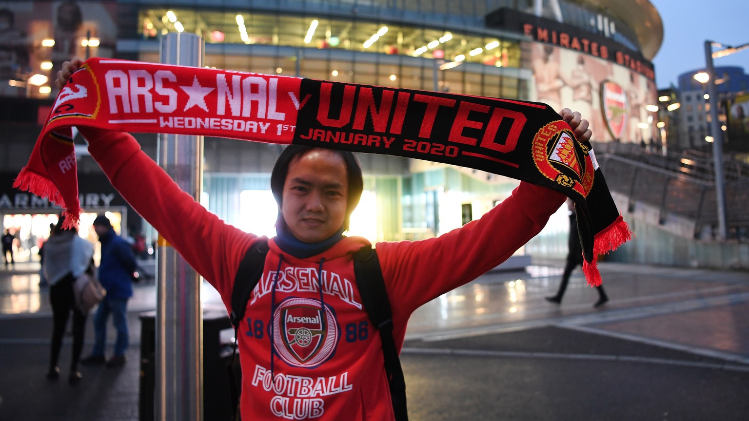 epa08097923 An Arsenal fan arrives at the Emirates Stadium ahead of the English Premier League soccer match Arsenal vs Manchester United in London, Britain, 01 January 2020. EPA/ANDY RAIN EDITORIAL US ...