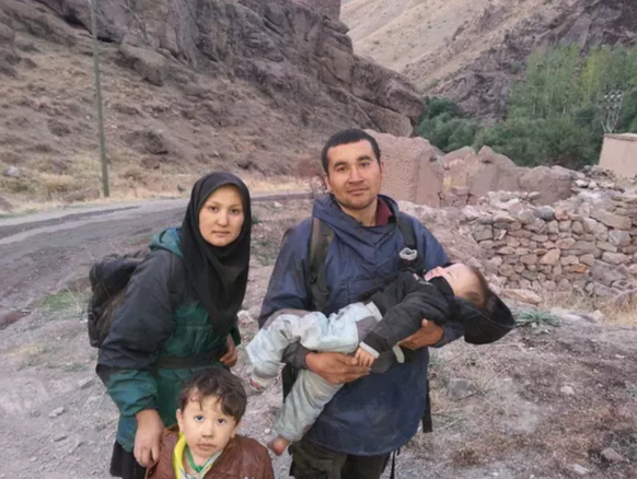 Hamid und seine Familie auf ihrer Flucht. Hier legten sie irgendwo zwischen dem Iran und der Türkei eine kurze Pause ein.
