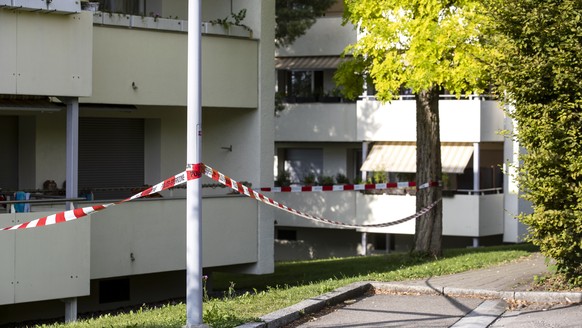 Absperrband vor einem Wohnblock in Zollikerberg, am Montag, 17. August 2020. In Zollikerberg ZH sind in einer Wohnung zwei tote Jugendliche aufgefunden worden. Was zum Tod der beiden 15-Jaehrigen fueh ...