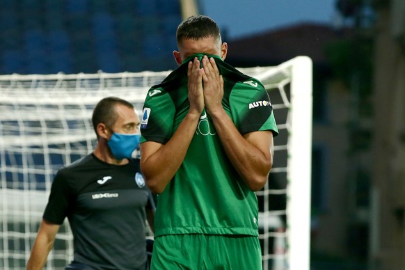 epa08579574 Atalanta&#039;s goalkeeper Pierluigi Gollini leaves the pitch after suffering an injury during the Italian Serie A soccer match Atalanta BC vs FC Inter at the Gewiss Stadium in Bergamo, It ...