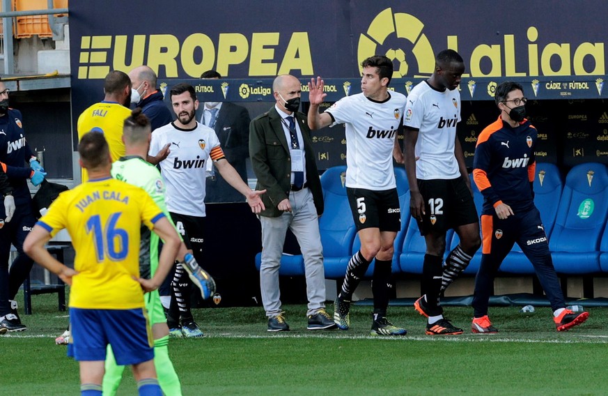 epaselect epa09115892 Valencia&#039;s French defender Mouctar Diakhaby (R) leaves the pitch with his teammates after allegedly receiving a racist comment by Cadiz&#039;s defender Juan Cala (L) during  ...