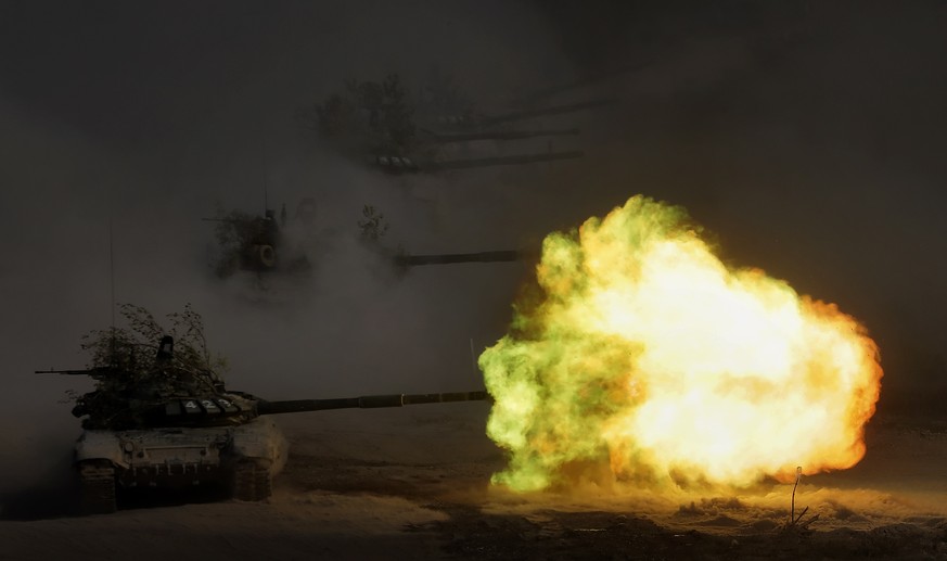 epaselect epa08691004 A Russian tank T-72B3 fires during the Kavkaz-2020 (The Caucasus 2020) military exercises at the range Raevsky in Krasnodar region, Russia, 23 September 2020. The Caucasus 2020 s ...