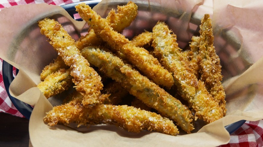fried dill pickle spears frittierte essiggurken USA rezepte südstaaten https://www.delish.com/cooking/recipe-ideas/recipes/a48094/fried-pickles-recipe/