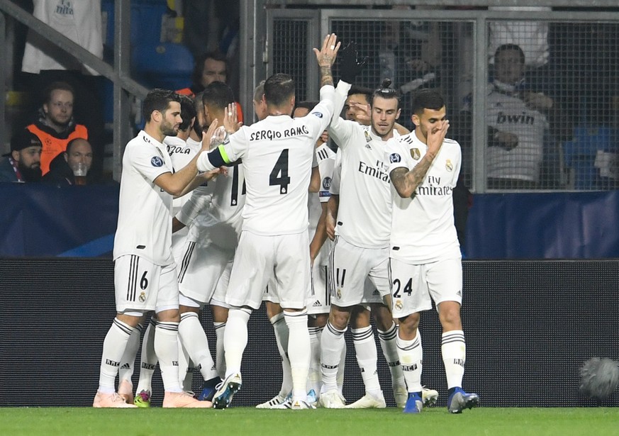 epa07149207 Real Madrid&#039;s Karim Benzema celebrates with teammates after scoring opening goal during the UEFA Champions League group G soccer match between Viktoria Plzen and Real Madrid in Plzen, ...