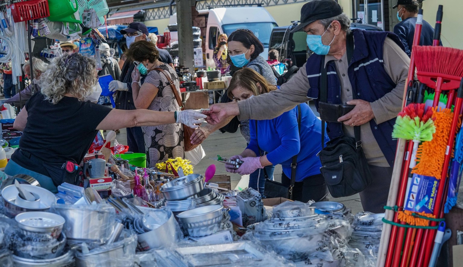 epa08433287 People at Porta Palazzo market during the Phase 2 of the COVID-19 emergency, Turin, Italy, 20 May 2020. Italy is gradually easing lockdown measures implemented to stem the spread of the SA ...