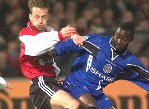 Manchester United&#039;s Andy Cole,right,and Feyenoord&#039;s Bernard Schuiteman fight for the ball during a Champions League match in Rotterdam Wednesday November 5 1997.(AP Photo/Dusan Vranic)