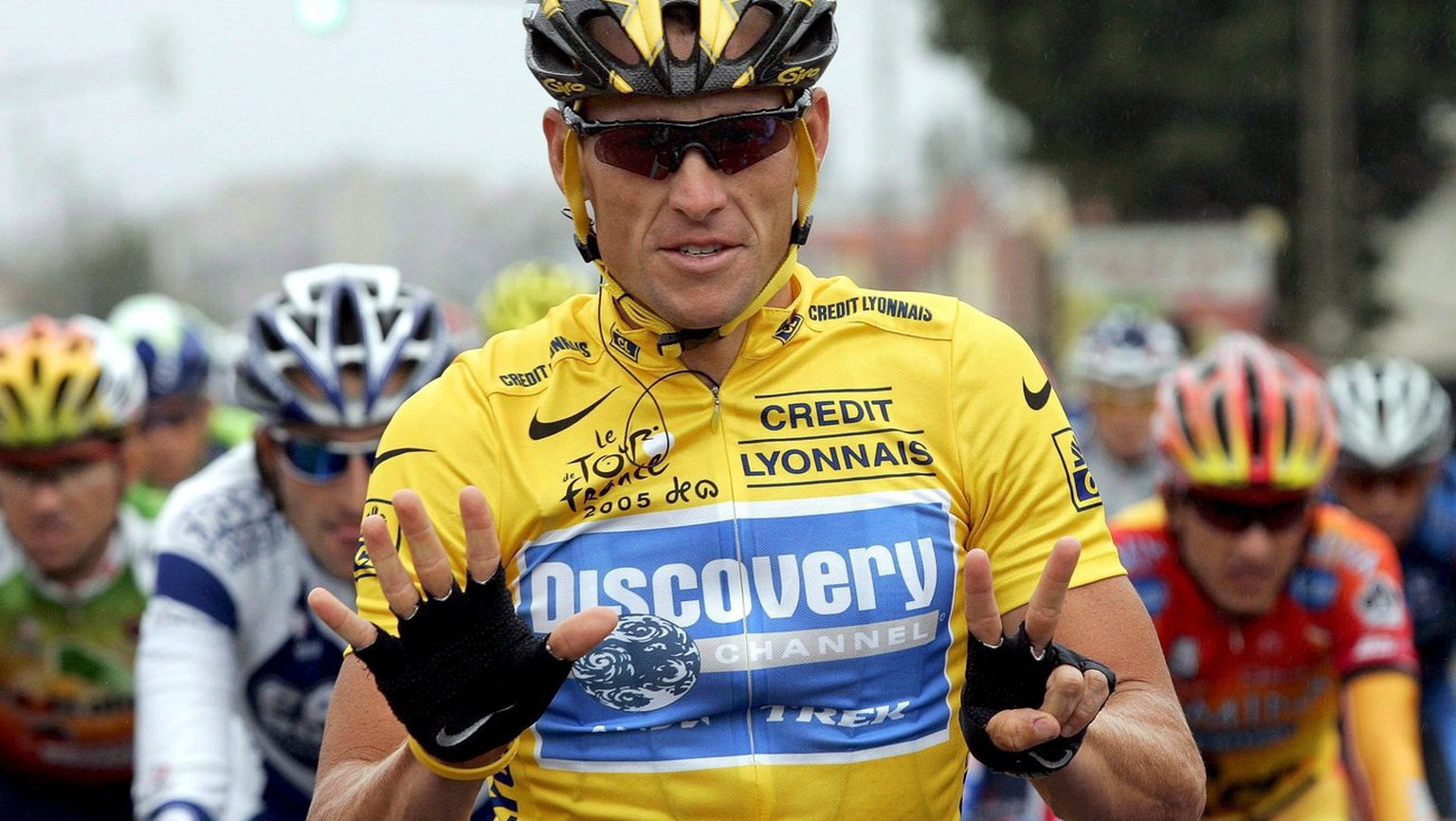 epa03836352 (FILE) A file picture dated 24 July 2005 shows US cyclist Lance Armstrong of the Discovery Channel Team signalling a seven as he is on his way to win his seventh Tour de France in Corbeil- ...