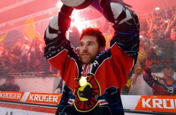 Christian Dubé feiert mit dem SC Bern den Meistertitel 2004.