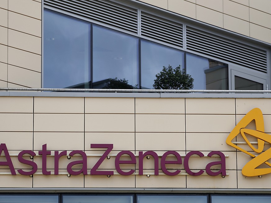 ARCHIV - Das Firmenlogo des Pharmakonzerns AstraZeneca �ber dem Eingang des Unternehmens. W�hrend der Studie zu einem Corona-Impfstoff des Pharmakonzerns AstraZeneca in Brasilien ist ein Proband gesto ...