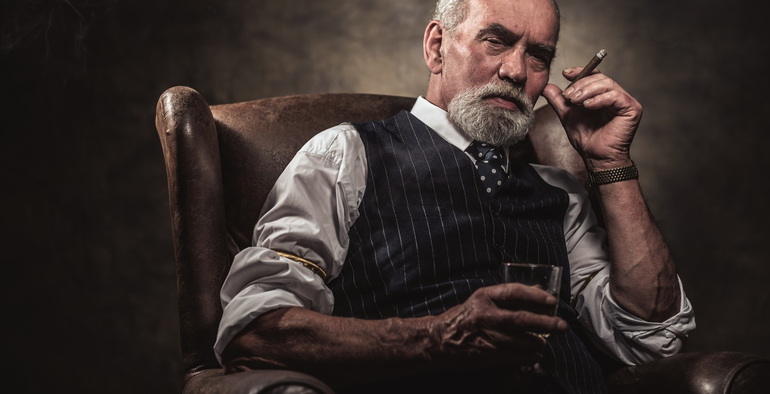 old dude drinking smoking grossvater rentner alter mann whisky alkohol trinken zigarre rauchen