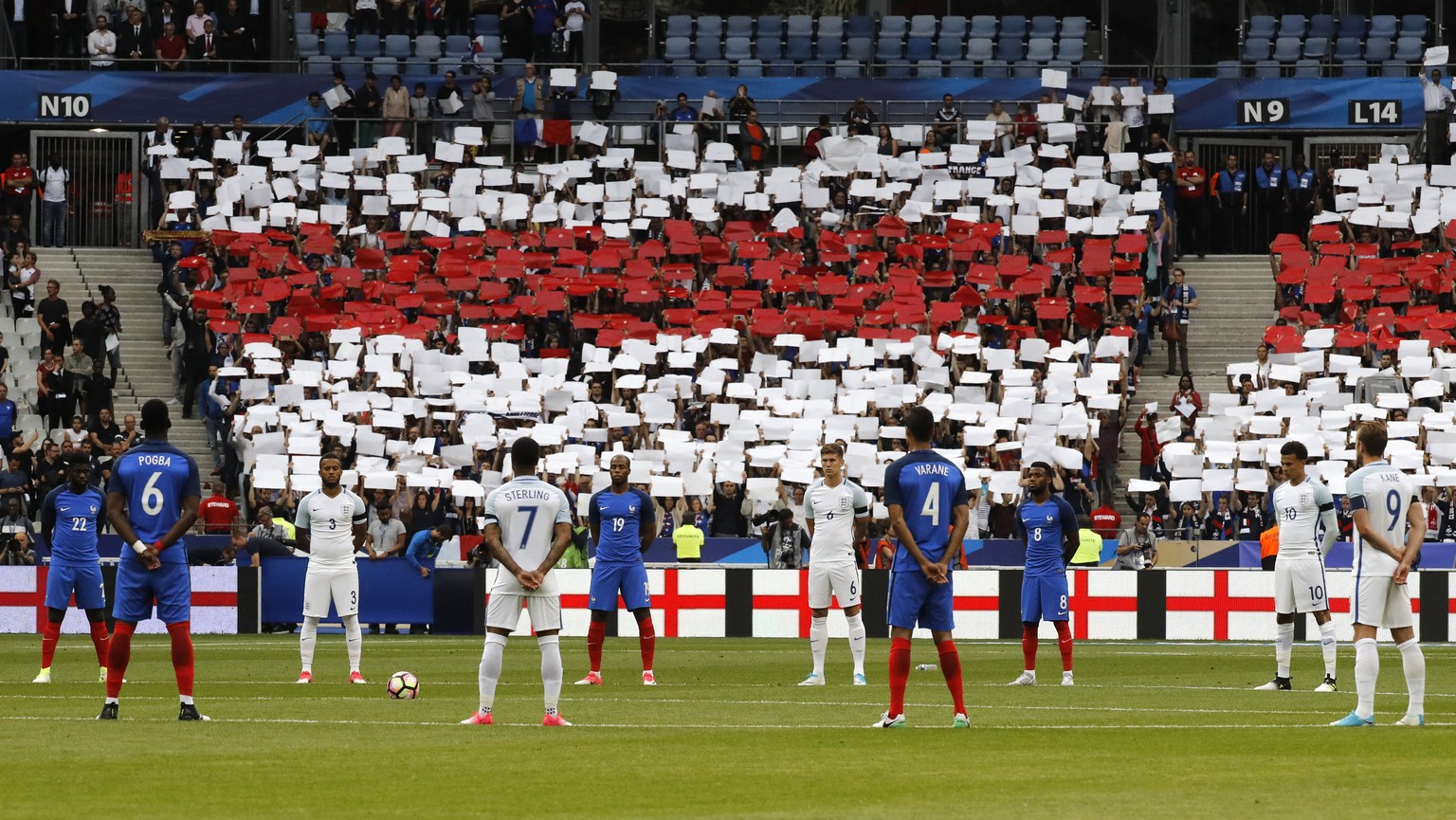 epa06026687 Players observe a minute of silence to honor the memories of the victims in Manchester and London prior to the friendly soccer match between France and England at the Stade de France in Pa ...