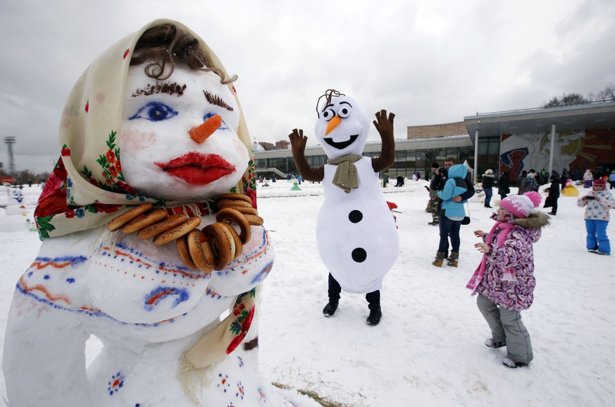 People attend an amateur snowman parade and contest in Moscow February 7, 2015. REUTERS/Sergei Karpukhin (RUSSIA - Tags: SOCIETY TPX IMAGES OF THE DAY)
