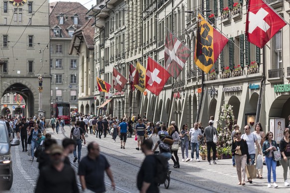 Zahlreiche Spaziergaengerinnen und Shopper spazieren durch die Marktgasse, am Samstag, 30. Mai 2020 in Bern. (KEYSTONE/Alessandro della Valle)