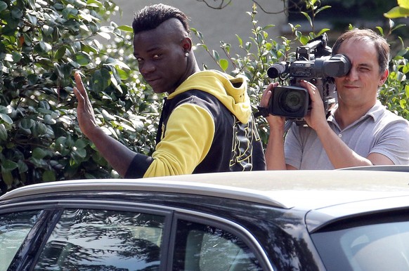 epa04897785 Italian soccer player Mario Balotelli arrives at Milanello sport center in Carnago, near Varese, northern Italy, 25 August 2015. Balotelli is set to rejoin AC Milan on a season loan from L ...