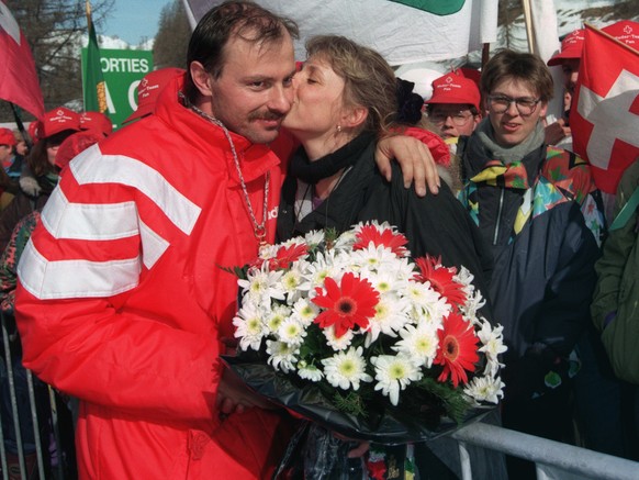 Nach dem Gewinn der Bronzemedaille im Viererbob der olympischen Winterspielen in Albertville im Februar 1992 wird Gustav Weder, Steuermann des Schweizer Bobteams, von seinen Fans gefeiert und von sein ...