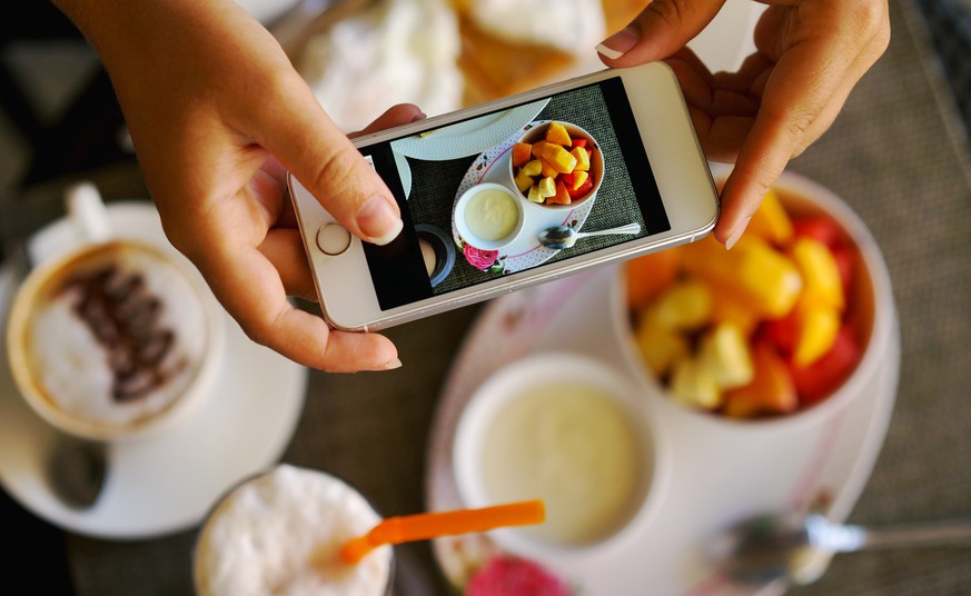 food fotos instagram foodporn social media food posts hipster essen iphone smartphone millenial shutterstock