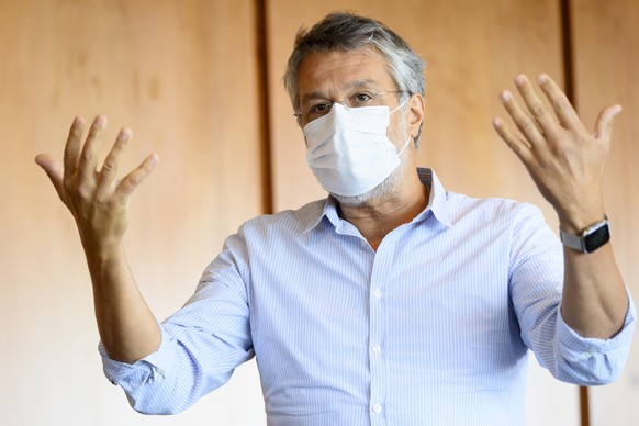 Le medecin cantonal vaudois Karim Boubaker parle avec un masque lors d&#039;une conference de presse intitulee comment le CHUV se prepare a une seconde vague de Covid-19 lors de la pandemie de Coronav ...