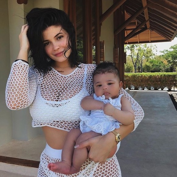 Influencerin Kylie Jenner ist jetzt auch Mutter – und wird auch nicht müde, ihre Stormi zu zeigen.